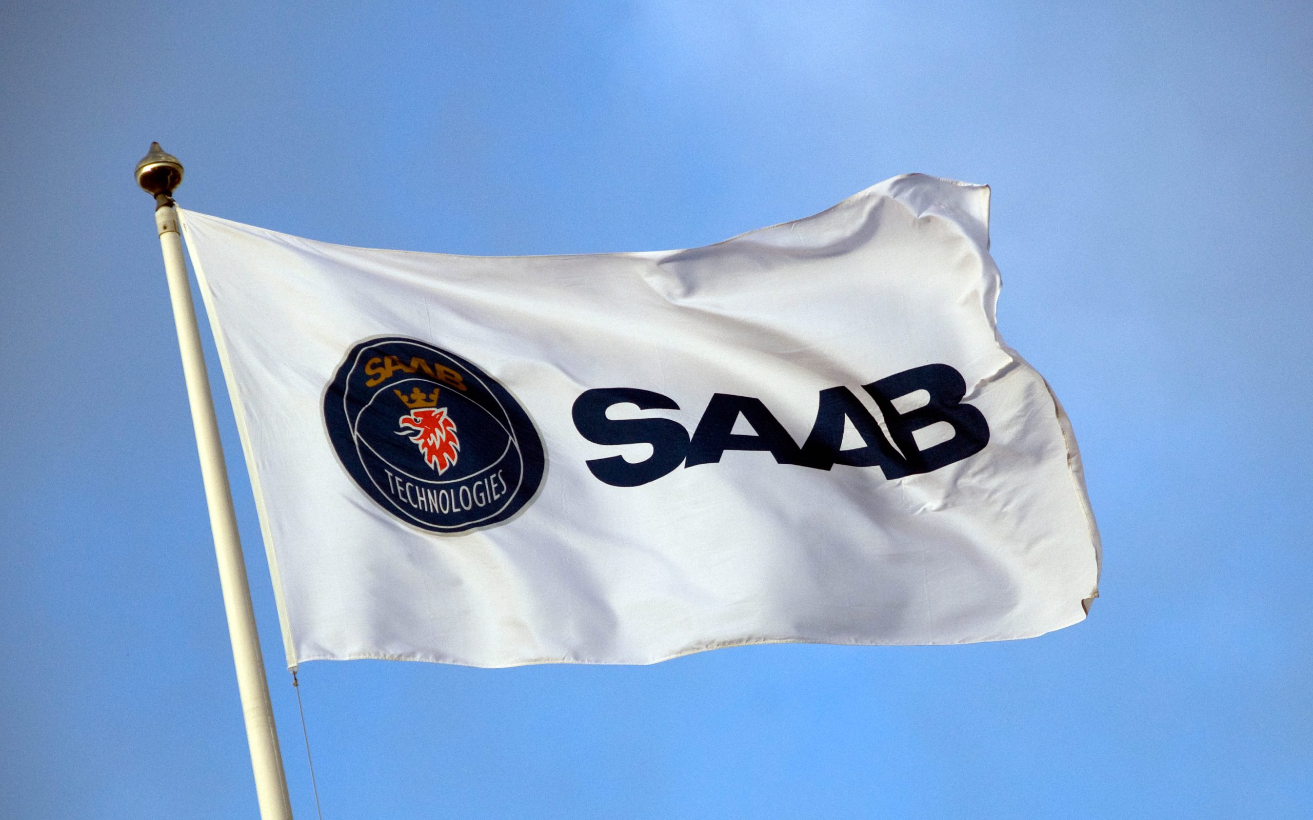 En flagga med Saab ABs logotyp