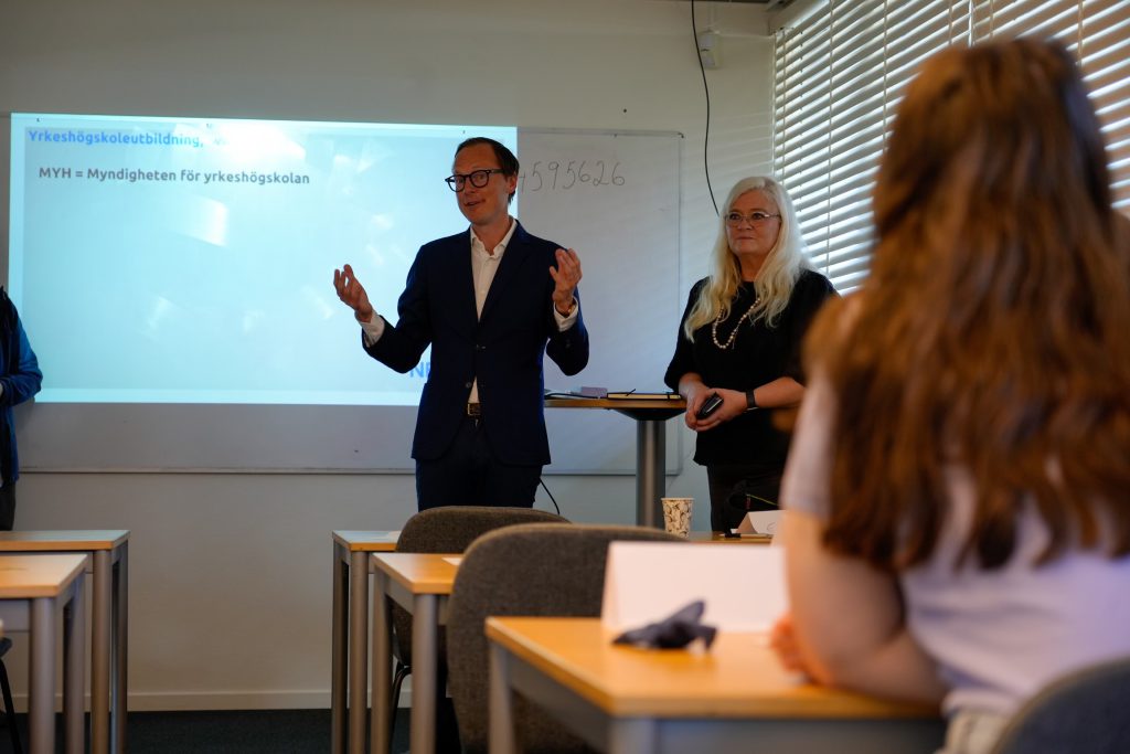 Utbildningsministern Mats Persson pratar inför den första klassen tillsammans med utbildningsansvarig Anna Belinki